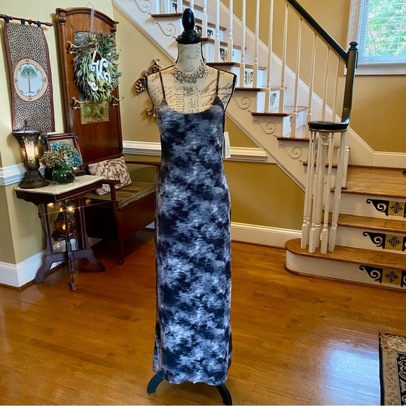 NWT’s No Boundaries charcoal gray tie dye maxi dress - Picture 3 of 10